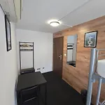 旅馆 Rooms4rest Biz Skibicka Budynek 2 - Private For Tourists 华沙